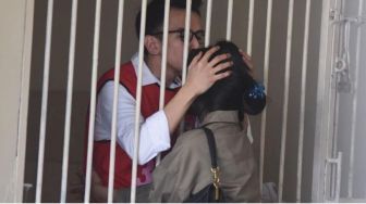 Cium Kekasih dari Balik Jeruji Padahal Tak Dikunci, Adam Deni Tuai Cibiran Netizen: Pencitraan Aja