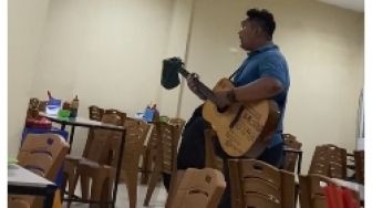 Punya Suara Bagus, Pengamen Ini Viral Saat Nyanyikan Lagu Tak Ingin Usai