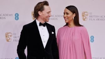 Tunangan, Tom Hiddleston Segera Punya Anak Pertama dengan Zawe Ashton