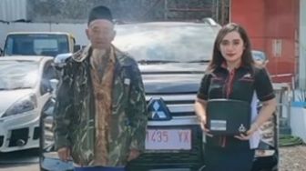 Viral Kakek-kakek di Lumajang Bawa Sekarung Uang untuk Beli Mobil Mewah, Warganet Justru Khawatir