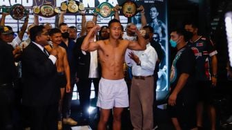 Petinju Indonesia Daud Yordan usai timbang badan (weigh-in) untuk pertandingan MPRO Evolution Fight Series 2022 di Balai Sarbini, Jakarta Pusat, Kamis (30/6/2022). [Suara.com/Alfian Winanto]