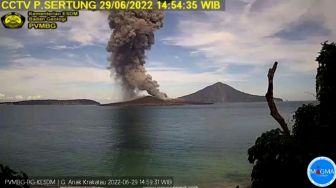 Erupsi Gunung Anak Krakatau, Lontarkan Kolom Abu Setinggi 150 Meter