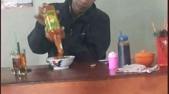 Viral Lagi Sosok Laki-laki Mirip Presiden Jokowi, Kali Ini Kegep Asyik Makan Mi Ayam