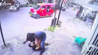 Viral Video Polisi 'Smack Down' Pria di Depan Hotel Medan, Netizen: Bawa Pistol Kenapa Gak Didor