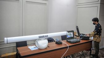 Peneliti melakukan simulasi purwarupa produk WAVEx-RADAR yang mampu mengukur kedalaman laut di Bandung, Jawa Barat, Kamis (30/6/2022).  ANTARA FOTO/Raisan Al Fairsi