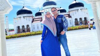 10 Momen Meisya Siregar dan Bebi Romeo Berangkat Haji, Si Bungsu Menangis Tak Mau Ditinggal