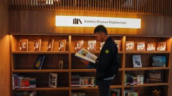 Pengunjung membaca buku di Perpustakaan Umum Daerah Provinsi DKI Jakarta, Taman Ismail Marzuki, Cikini, Jakarta Pusat, Kamis (30/6/2022). [Suara.com/Alfian Winanto]