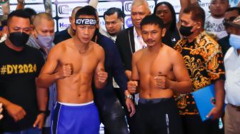 Petinju Indonesia Daud Yordan bersama dengan Petinju Thailand Panya Uthok saat konferensi pers sebelum pertandingan MPRO Evolution Fight Series 2022 di Balai Sarbini, Jakarta Pusat, Kamis (30/6/2022). [Suara.com/Alfian Winanto]