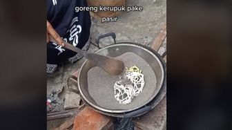 Tunjukkan Cara Menggoreng Krupuk Pakai Pasir, Video Ibu-ibu Ini Jadi Perbincangan Warganet