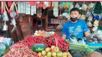 Harga Cabai Merah Tembus Rp150 Ribu/Kg, Emak-emak Banyak Beli per Ons