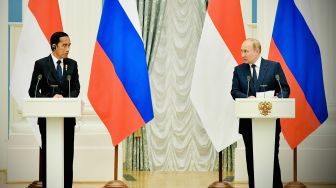Presiden Joko Widodo (kiri) dengan Presiden Rusia Vladimir Putin (kanan) usai menyampaikan pernyataan bersama di Istana Kremlin, Moskow, Rusia, Kamis (30/6/2022). ANTARA FOTO/BPMI-Laily Rachev
