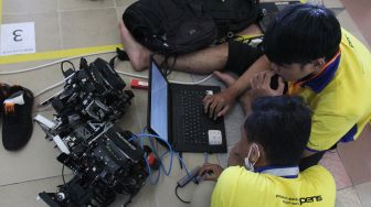 Peserta mempersiapkan robot buatannya saat Kontes Robot Indonesia di Institut Teknologi Sepuluh Nopember Surabaya, Jawa Timur, Jumat (1/7/2022). ANTARA FOTO/Didik Suhartono
