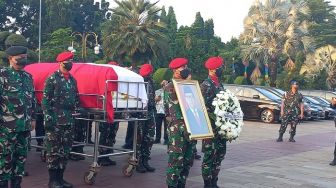 Tiba di Taman Makam Pahlawan Kalibata, Jenazah Tjahjo Kumolo Langsung Disambut Barisan Tentara