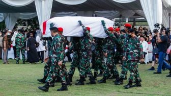 Sejumlah prajurit TNI membawa peti berisi jenazah Menteri Pendayagunaan Aparatur Negara dan Reformasi Birokrasi (Menpan RB) Tjahjo Kumolo saat prosesi pemakaman di Taman Makam Pahlawan, Kalibata, Jakarta Selatan, Jumat (1/7/2022). [Suara.com/Alfian Winanto]