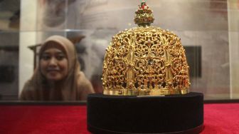 Pengunjung melihat koleksi mahkota Kesultanan Banten di Museum Islam Indonesia KH Hasyim Asy’ari (Minha) Tebuireng, Jombang, Jawa Timur, Jumat (1/7/2022). ANTARA FOTO/Syaiful Arif
