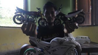 Perajin menunjukkan hasil kerajinan berbahan paralon bekas di Bugisan, Prambanan, Klaten, Jawa Tengah, Jumat (1/7/2022).  ANTARA FOTO/Aloysius Jarot Nugroho