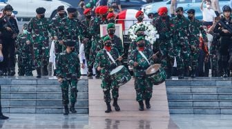 Sejumlah prajurit TNI membawa peti berisi jenazah Menteri Pendayagunaan Aparatur Negara dan Reformasi Birokrasi (Menpan RB) Tjahjo Kumolo saat prosesi pemakaman di Taman Makam Pahlawan, Kalibata, Jakarta Selatan, Jumat (1/7/2022). [Suara.com/Alfian Winanto]