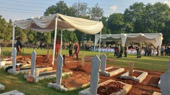 Bentuk Barisan Jelang Jenazah Tjahjo Kumolo Dimakamkan, Aparat TNI Gelar Gladi Resik di Taman Makam Pahlawan Kalibata