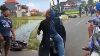 Detik-detik Dua Pria di Gianyar Terlibat Perkelahian, Diduga karena Serempetan Sepeda Motor