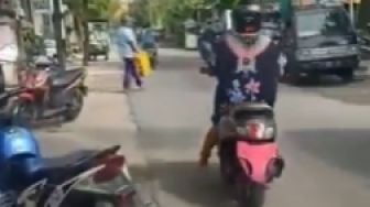 Viral, Emak-Emak Tutup Pelat Motor Pakai CD agar Tak Kena Tilang Elektronik