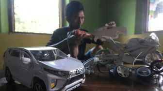 Perajin menghaluskan peralon saat membuat kerajinan miniatur mobil di Bugisan, Prambanan, Klaten, Jawa Tengah, Jumat (1/7/2022). ANTARA FOTO/Aloysius Jarot Nugroho
