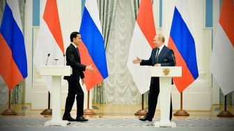 Presiden Joko Widodo (kiri) berjabat tangan dengan Presiden Rusia Vladimir Putin (kanan) usai menyampaikan pernyataan bersama di Istana Kremlin, Moskow, Rusia, Kamis (30/6/2022). ANTARA FOTO/BPMI-Laily Rachev

