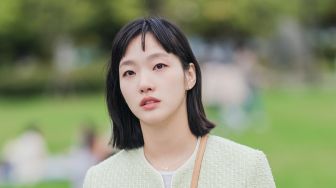 Inspirasi Gaya Kasual, 4 Jaket Kim Go Eun di Drama Korea Yumi's Cells Season 2