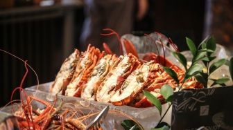 Pecinta Seafood Pasti Ngiler, Fairmont Hadirkan Lobster-Centric Buffet Pertama di Jakarta