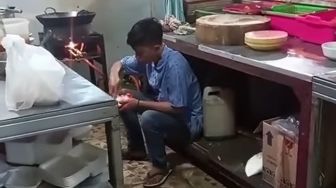 Video Viral Merekam Karyawan Restoran Makan Lahap di Dapur, Fakta di Baliknya Bikin Publik Sedih