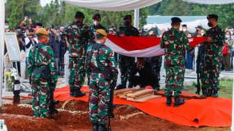 Prosesi pemakaman Menteri Pendayagunaan Aparatur Negara dan Reformasi Birokrasi (Menpan RB) Tjahjo Kumolo di Taman Makam Pahlawan, Kalibata, Jakarta Selatan, Jumat (1/7/2022). [Suara.com/Alfian Winanto]