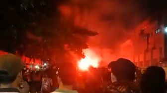 Jalan Depan Stadion Patriot Candrabhaga Jadi Panggung Suporter Indonesia, Flare Merahkan Langit Bekasi