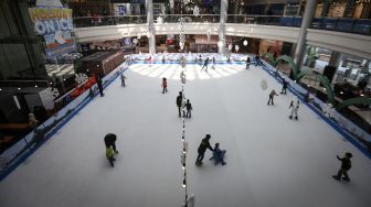 Sejumlah pengunjung bermain "ice skating" di Margocity, Depok, Jawa Barat, Sabtu (2/7/2022).  ANTARA FOTO/Asprilla Dwi Adha