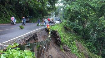 Pengendara di Jalur Gumiter Banyuwangi-Jember Harus Hati-hati, KM 37 Alami Longsor Cukup Mengkhawatirkan