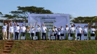 Wujudkan Green Industrial Estate, Jababeka Tanam Puluhan Ribu Bibit Vetiver Sepanjang 5 Km