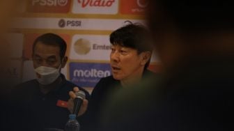 Shin Tae-yong Sesalkan Petasan-Flare saat Pertandingan: Terancam Sanksi FIFA
