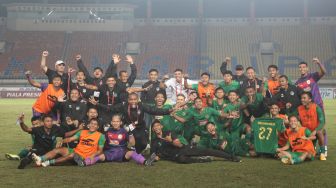 Para pemain dan official PSS Sleman merayakan kemenangan atas Persib Bandung, 4-2 melalui drama adu penalti dalam babak perempat final Piala Presiden 2022 di Stadion Si Jalak Harupat, Jumat (1/7/2022) malam. [Suara.com/Ronald Seger Prabowo]