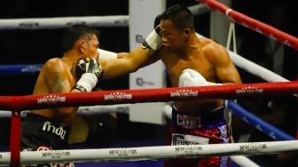 Petinju Indonesia Daud Yordan (merah) saat bertarung melawan petinju Thailand Panya Uthok (hitam) dalam laga mempertahankan gelar juara kelas ringan super World Boxing Council atau WBC Asian Boxing Council Silver di Balai Sarbini, Jakarta Pusat, Jumat (1/7/2022). [Suara.com/Alfian Winanto]