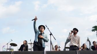 Lantunkan Mendung Tanpo Udan, Kukuh Kudamai dan Ndarboy Genk Ajak Ngambyar Bareng di Prambanan Jazz
