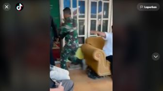 Bikin Haru, Tahu Bapaknya Meninggal, TNI Ini Berlari dan Menangis Brutal Saat Sampai di Rumah