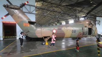Sejumlah pengunjung mengamati pesawat terbang koleksi Museum Pusat TNI AU Dirgantara Mandala di Bantul, DI Yogyakarta, Jumat (1/7/2022). ANTARA FOTO/Prasetia Fauzani