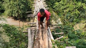 Miris, Petani di Cianjur Terpaksa Gunakan Jembatan Rusak Untuk Jual Hasil Bumi