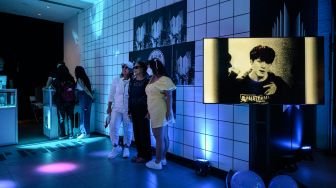 Penggemar K-pop mengunjungi toko pop-up BTS di New York, Amerika Serikat, Rabu (15/6/2022). [Ed JONES / AFP]