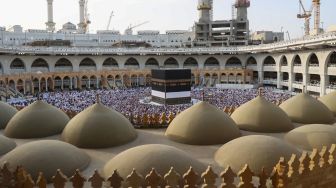 Umat Muslim berkumpul untuk berdoa di Masjidil Haram, Makkah, Arab Saudi, Sabtu (2/7/2022). [AFP]
