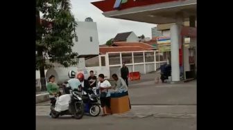 Heboh Penjual Bensin Eceran Jualan di Depan SPBU Pertamina, Warganet: Rezeki Sudah Ada yang Ngatur