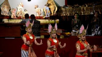 Penari menampilkan Tari Golek Ayun-Ayun dari Yogyakarta dalam pagelaran seni rangkaian Pesta Kesenian Bali (PKB) 2022 di Denpasar, Bali, Sabtu (2/7/2022). [ANTARA FOTO/Fikri Yusuf/rwa]