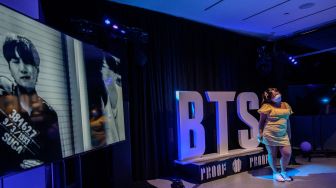 Penggemar K-pop mengunjungi toko pop-up BTS di New York, Amerika Serikat, Rabu (15/6/2022). [Ed JONES / AFP]