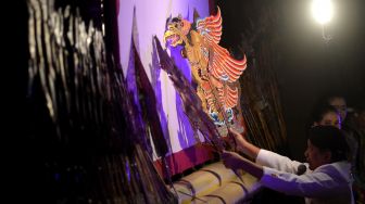 Dalang Gunarto Gunotalijendro menampilkan lakon Hanoman Duta Negara dalam pagelaran seni rangkaian Pesta Kesenian Bali (PKB) 2022 di Denpasar, Bali, Sabtu (2/7/2022). [ANTARA FOTO/Fikri Yusuf/rwa]