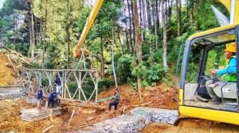 Terbawa Arus, Jembatan Darurat Mulai Dipasang Usai Banjir Bandang di Leuwiliang Bogor