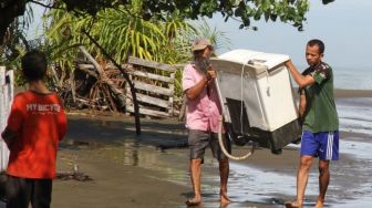 Banjir Rob Rendam Puluhan Rumah di Meulaboh, Warga Selamatkan Harta Benda ke Tempat Aman