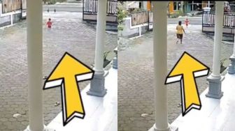 Mendebarkan, Detik-Detik Balita Berjalan ke Arah Jalan Raya Gegara Gerbang Rumah Terbuka Lebar